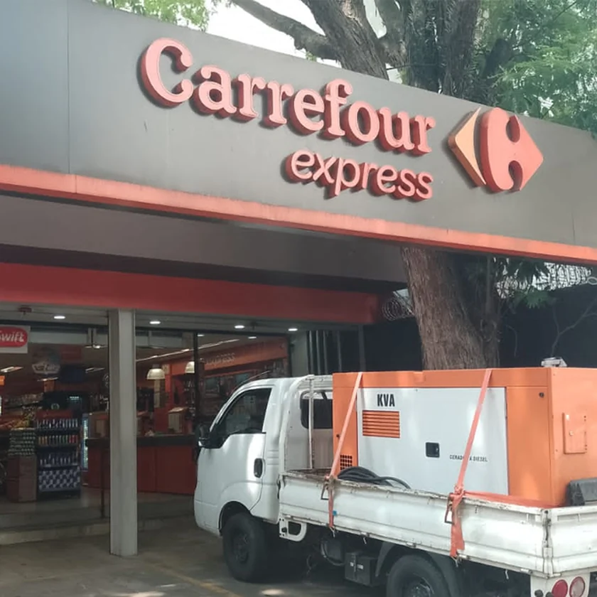 Gerador transportado pela LCV para atendimento a um estabelecimento comercial